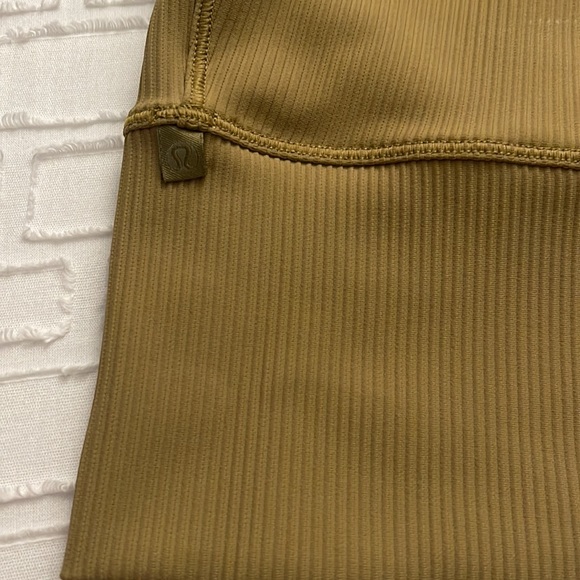 Lululemon SIZE 8 Power Pivot ribbed tank top - Picture 3 of 3